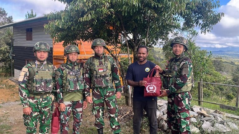 TNI Satgas Yonif 521DY Tebar Kasih di Papua, Pastikan Natal Damai dan Sambut Tahun Baru 2026 dengan Aman