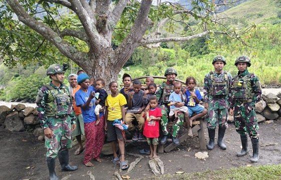 Sentuhan Humanis Satgas Yonif 521/DY Pererat Kebersamaan TNI dan Masyarakat Papua di Yahukimo