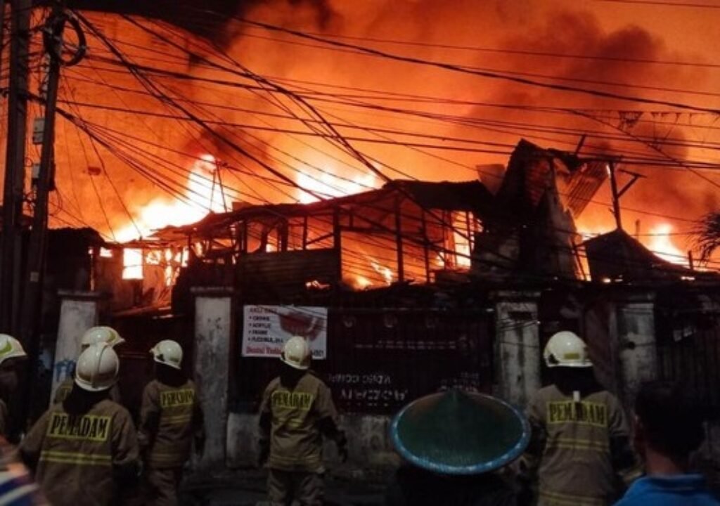 kebakaran kebayoran lama hari ini