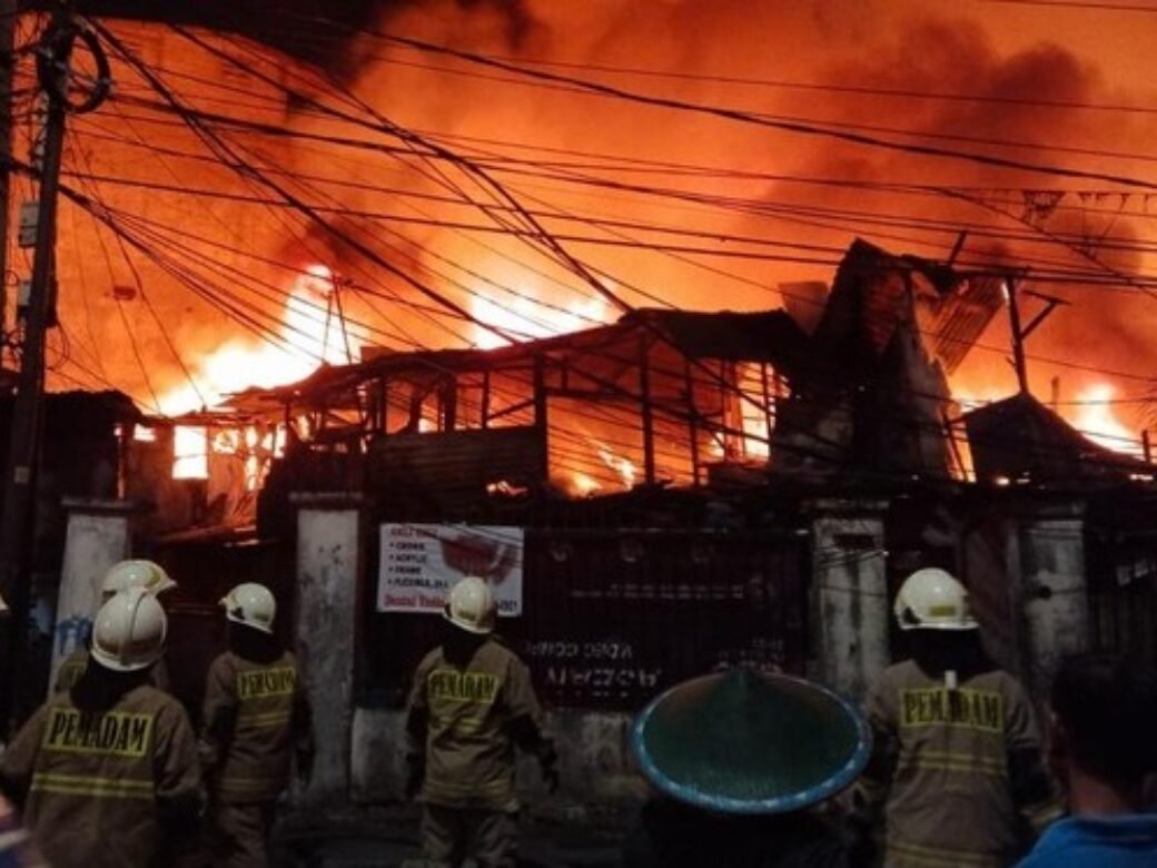 kebakaran kebayoran lama hari ini
