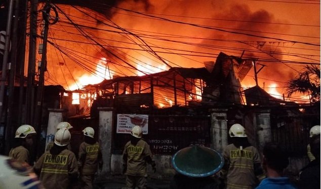kebakaran kebayoran lama hari ini