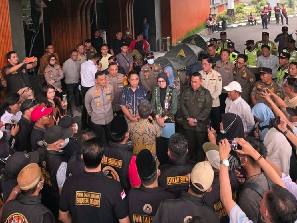 WhatsApp Image 2026-10-02 at 17.35.34 Demo di Kantor Gubernur Sumsel, Massa Desak Usut Karhutla, Pemprov Siapkan Pengobatan ISPA Gratis