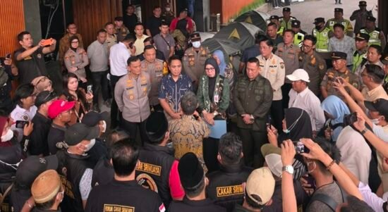 Demo di Kantor Gubernur Sumsel, Massa Desak Usut Karhutla, Pemprov Siapkan Pengobatan ISPA Gratis