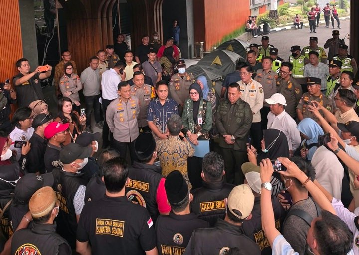 Demo di Kantor Gubernur Sumsel, Massa Desak Usut Karhutla, Pemprov Siapkan Pengobatan ISPA Gratis